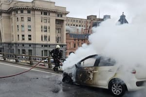 Un auto se prendió fuego en plena autopista 9 de Julio