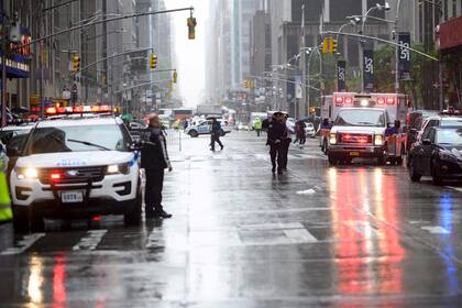 Policía y equipo de emergencia cerca del edificio contra el que se estrelló un helicóptero en la 7ma Avenida de Nueva York