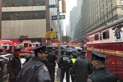 Policía y equipo de emergencia cerca del edificio contra el que se estrelló un helicóptero en la 7ma Avenida de Nueva York
