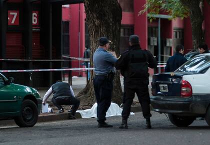 Policía y peritos en la puerta de Newell's, donde en 2016 fue muerto un integrante de la barra brava mediante varios disparos.