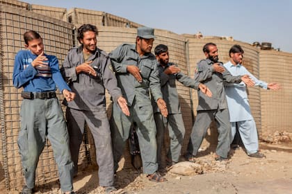 Policías afganos entrenan en una base militar estadounidense en Kandahar, Afganistán, en 2010
