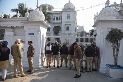 Policías afuera del histórico Templo Dorado, uno de los santuarios más venerados de los sijs en la India, donde un hombre fue asesinado a golpes luego de que supuestamente intentó cometer un acto sacrílego, en Amritsar, India, el 19 de diciembre de 2021. (AP Foto/Prabhjot Gill)