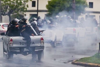Policías antidisturbios abren fuego con escopetas contra estudiantes universitarios que participan en una protesta en Managua, en 2018