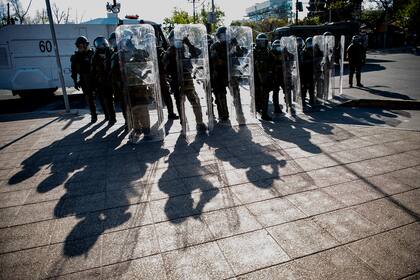 Policías antidisturbios chilenos montan guardia durante las protestas en los alrededores de Plaza Italia, epicentro de las protestas, en Santiago el 2 de octubre de 2020