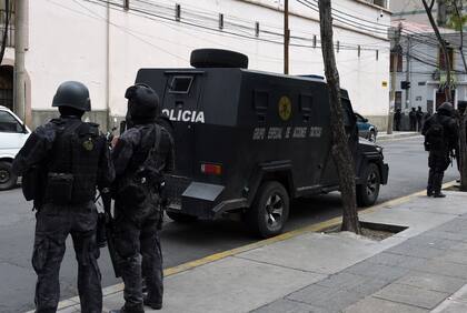 Policías antidisturbios en los alrededores de la cárcel de San Pedro, en La Paz, Bolivia