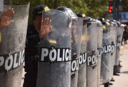 Policías antidisturbios ensombrecen una marcha contra el gobierno de Dina Boluarte y pidiendo su destitución en Cusco, Perú, el 12 de enero de 2023.