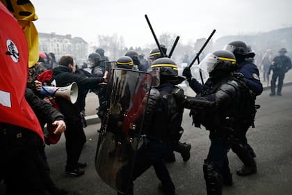 Policías antidisturbios franceses se enfrentan a los manifestantes durante el segundo día de huelgas y protestas en todo el país por la reforma de las pensiones propuesta por el gobierno, en Nantes, el 31 de enero de 2023.