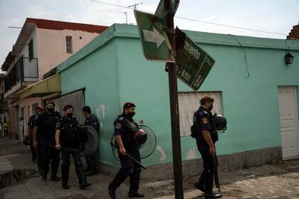 Policías antidisturbios participan en un operativo en el barrio marginal de Villa Sarmiento, el jueves 3 de febrero de 2022, donde se cree que la gente pudo haber comprado cocaína contaminada