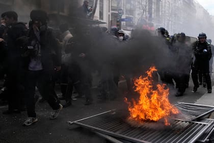 Policías antidisturbios persiguen a manifestantes durante una protesta el jueves 6 de abril de 2023 en París. (AP Foto/Christophe Ena)