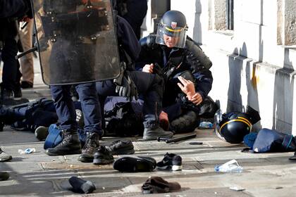 Policías antidisturbios se enfrentan con inmigrantes indocumentados fuera del Panteón en París, Francia