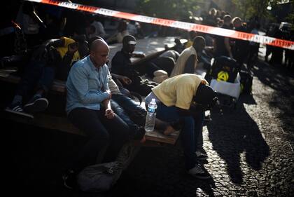 Policías antidisturbios se enfrentan con inmigrantes indocumentados fuera del Panteón en París, Francia