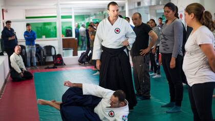 Policías aprenden técnica aikido para enfrentar a delincuentes sin armas
