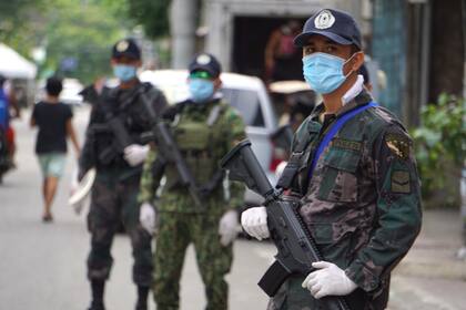 Policías armados manejan un puesto de control a lo largo de una carretera en la ciudad de Cebú, Filipinas central, el 24 de junio de 2020