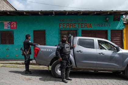Policías armados vigilan las calles de la ciudad en Jinotega, Nicaragua (Cristóbal Venegas, AP)