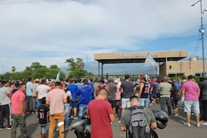 Escala la tensión en Catamarca por los sueldos de policías y estatales