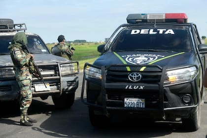 Policías bolivianos en el aeropuerto Viru Viru, de Santa Cruz de la Sierra, preparados para el traslado de Sebastián Marset hacia los Estados Unidos
