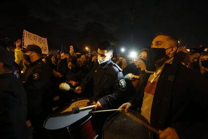 Policías bonaerenses reclaman en las calles un aumento salarial