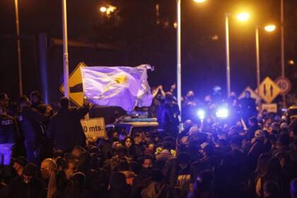 Policías bonaerenses reclaman en las calles un aumento salarial