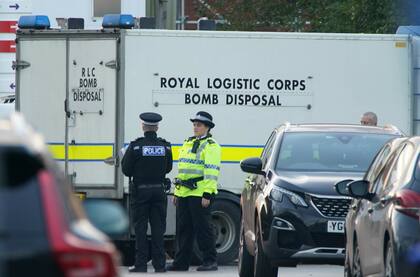 Policías cerca del Liverpool Women's Hospital en Liverpool, Inglaterra, donde ocurrió una explosión