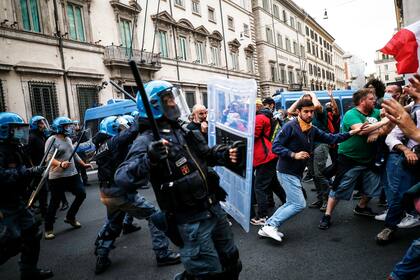 Policías chocan con manifestantes en Roma durante una protesta contra el pasaporte de salud del coronavirus el sábado, 9 de octubre del 2021. (Cecilia Fabiano/LaPresse vía AP)
