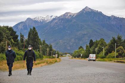 Policías con barbijos por la ruta de Epuyén