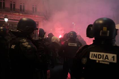 Policías controlan los festejos en París (AP Photo/Lewis Joly)