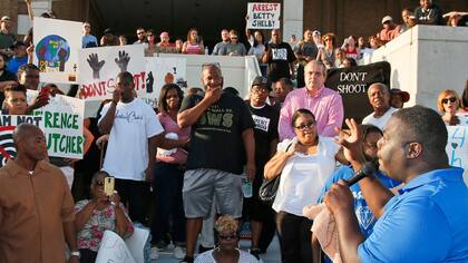 Policías de EE.UU. matan a un negro desarmado y hay protestas
