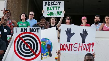 Policías de EE.UU. matan a un negro desarmado y hay protestas