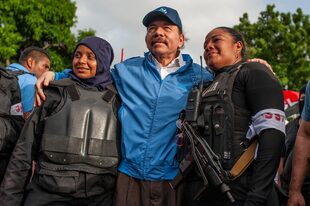Policías de Nicaragua se toman una foto con el presidente Daniel Ortega, en Masaya. (AP Foto/Cristobal Venegas, Archivo)
