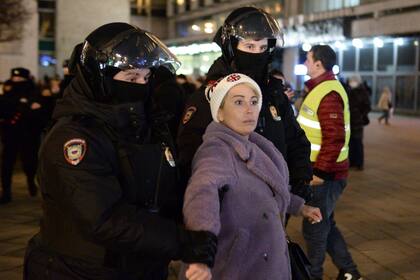 Policías detienen a una manifestante en una protesta contra el ataque de Rusia a Ucrania, el sábado 26 de febrero de 2022. (AP Foto/Denis Kaminev)