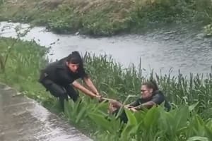 Cuatro policías se tiraron a un canal para atrapar a un hombre que huyó tras agredir a su expareja