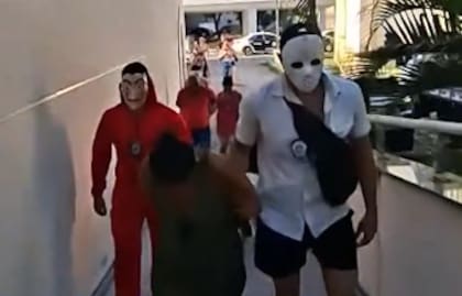 Policías disfrazados para operativos en Carnaval. Fuente: X