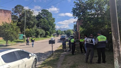 Policías e investigadores judiciales, en Diagonal al 1100, en el Barrio Oeste I, de San Miguel de Tucumán, donde fue asesinado el karateca Rafael Uncos