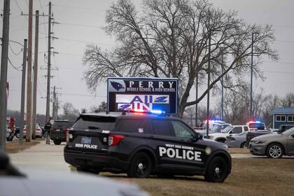 Policías en el complejo de la Perry Middle School and High School durante un tiroteo el 4 de enero de 2024, en Perry, Iowa.  (Photo by Christian Monterrosa / AFP)