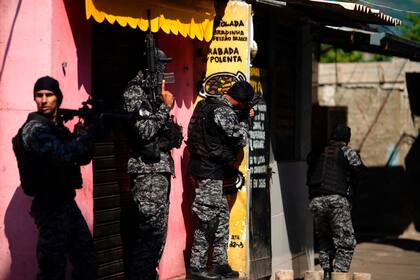 Policías en el operativo de la favela Jacarezinho
