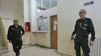 Policías en la fiscalía de La Plata