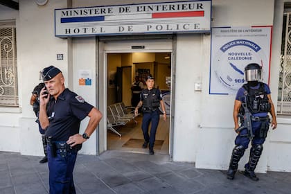 Policías esperan a la llegada del presidente de Francia, Emmanuel Macron, a la comisaría central de Nouméa, Nueva Caledonia, el jueves 23 de mayo de 2024. 