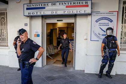 Policías esperan a la llegada del presidente de Francia, Emmanuel Macron, a la comisaría central de Nouméa, Nueva Caledonia, el jueves 23 de mayo de 2024.