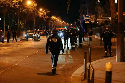 Policías franceses en la zona parisina en la que el hombre de 26 mató a un alemán e hirió a otras dos personas