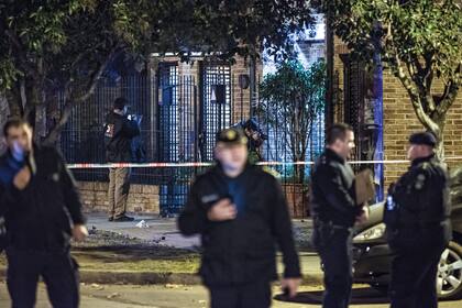 Policías frente a una casa baleada en un atentado contra la familia del juez Juan Carlos Vienna, que había investigado a Los Monos