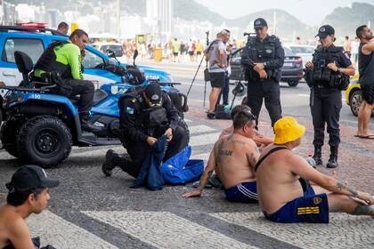 Policías inspeccionan las mochilas de hinchas de Boca