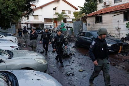 Policías israelíes inspeccionan el lugar de un ataque con misiles lanzado desde Irán en Rosh Haayin