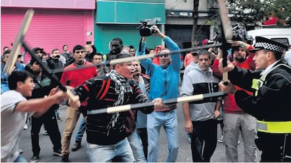 Policías metropolitanos se enfrentaron a los irascibles manteros en la avenida Avellaneda