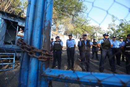 Policías montan guardia en un centro de detención conocido como "El Chipote" (Archivo)