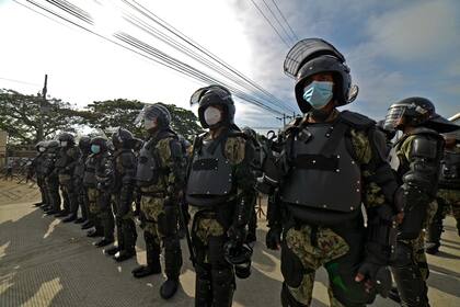 Policías montan guardia frente al centro penitenciario