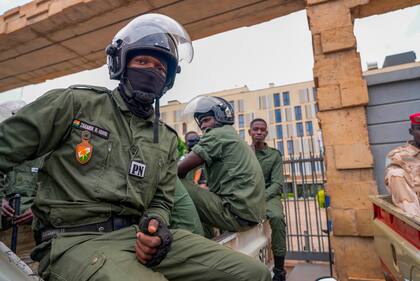 Policías nigerinos sentados ante las oficinas de aduanas en Niamey, Níger, tras el golpe de Estado
