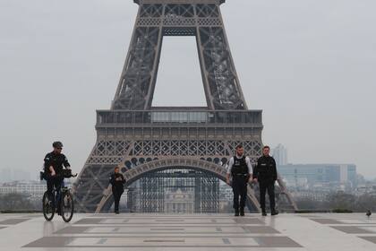 Policías parisinos vigilan los alrededores de la Torre Eiffel