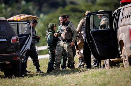 Policías participan en un operativo para capturar a Lázaro Barbosa, sospechoso de asesinatos en serie, en Cocalzinho de Goias, Brasil