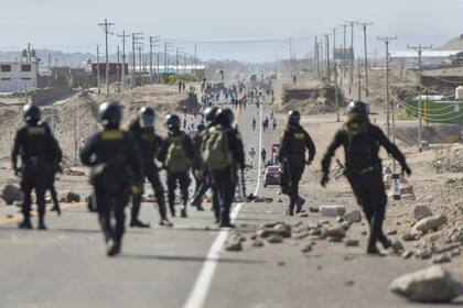 Policías patrullan la carretera Panamericana a la altura de La Joya mientras manifestantes realizan un bloqueo para exigir la renuncia de la presidenta peruana Dina Boluarte en Arequipa, Perú, el 12 de enero de 2023.