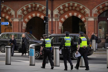 Policías patrullan la estación de tren de King's Cross en Londres